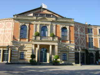 Bayreuth_Festspielhaus_1_[1]